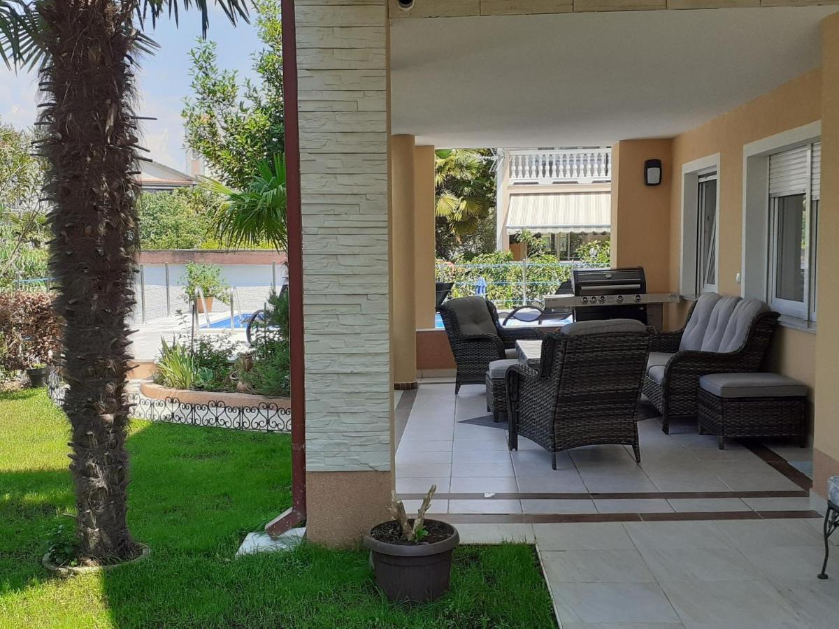 Apartment Hana With A Private Pool Malinska Exterior photo